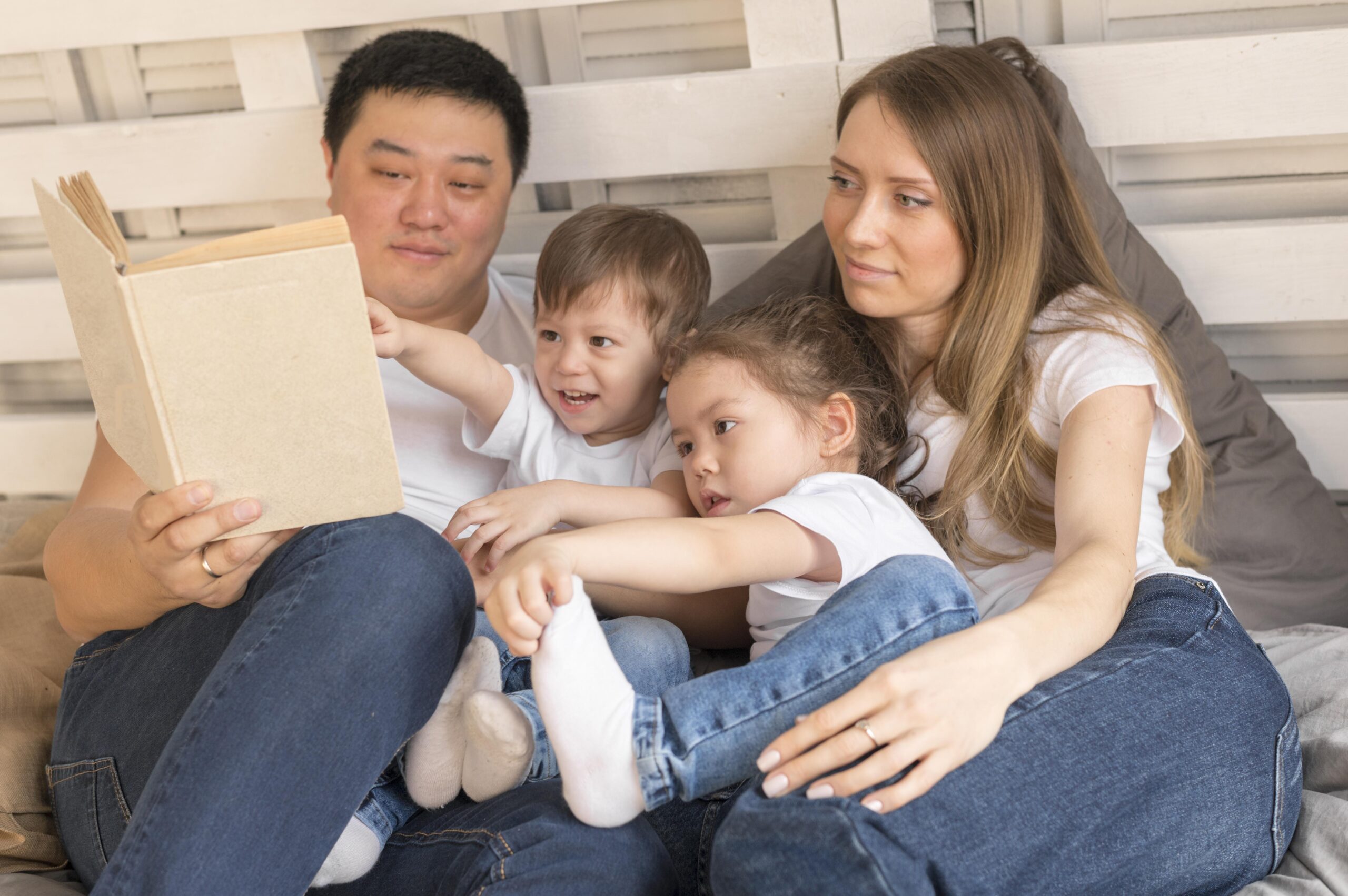 Ba mẹ kiên nhẫn đồng hành hướng dẫn con học tiếng Anh tại nhà